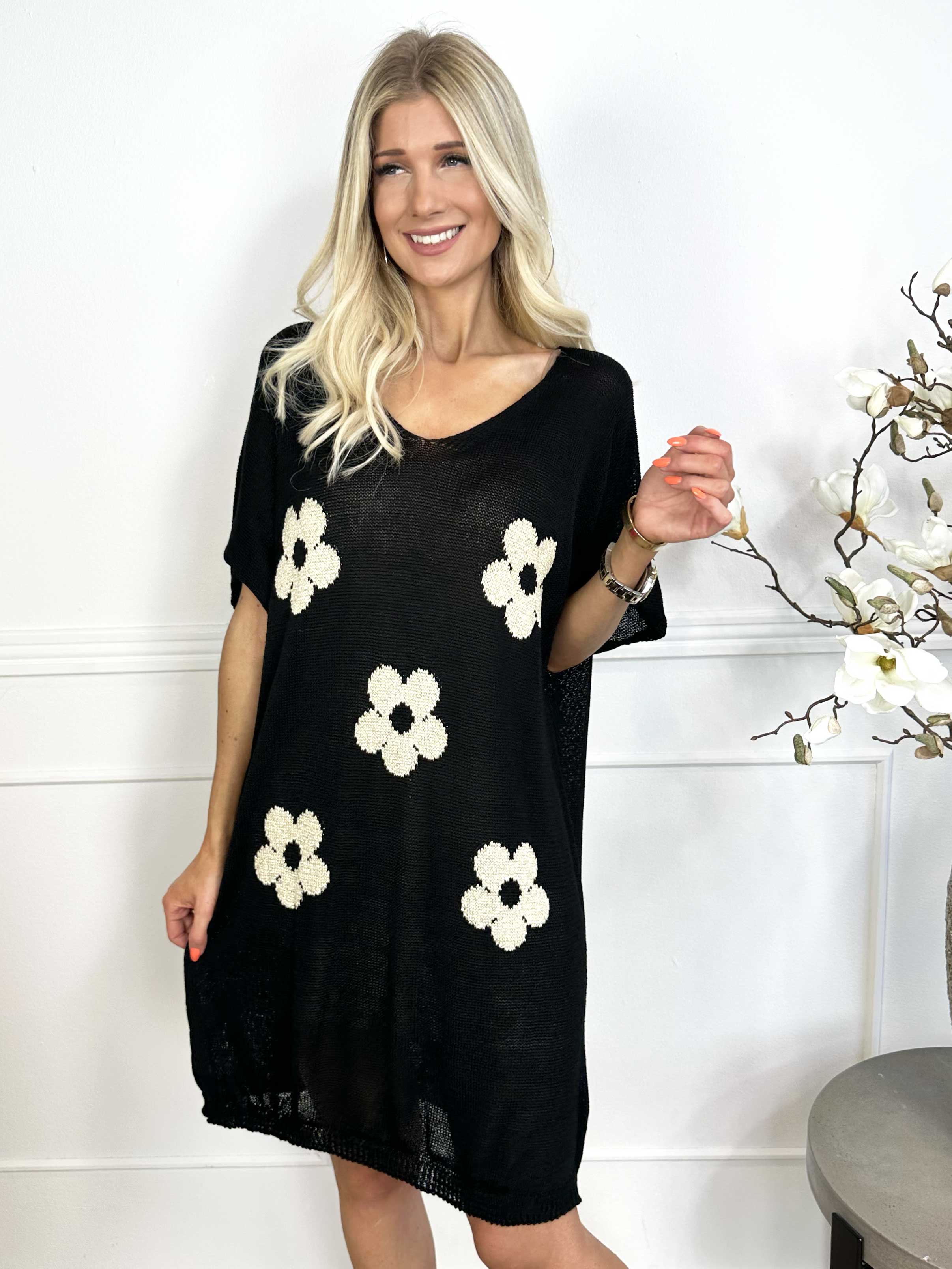 Emine - Sød kortærmet strikkjole med blomster og glimmertråde